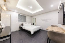 서산 호텔24ST 어반브라운 서산호수공원점 - 트리플 숙소