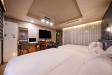 포항 - 포항 죽도시장 Design Hotel 2NE1 후기, 가격, 위치 - 예약