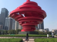 가을 날의 5.4광장. 5.4광장은 파란 하늘과 큰 건물들 . 트립닷컴 칭다오 트립 가이드.