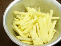 Bowl of raw french fries 이미지 (99008339) - 게티이미지뱅크 Bowl of raw french fries