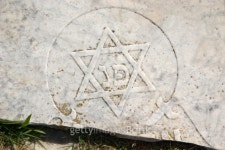 퍼포먼스바이데이비드스톤 | Worn Star of David on old marble tombstone 이미지 (144288205) - 게티이미지뱅크 Worn Star of David on old marble tombstone