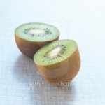 플라이 키위(Fly kiwi) | Close-up of halves of kiwi fruits 이미지 (126430855) - 게티이미지뱅크 Close-up of halves of kiwi fruits