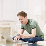 쇼핑액츄얼리(Shopping Actually) | Man using credit card to shop online conveniently 이미지 (99932660) - 게티이미지뱅크 Man using credit card to shop online...