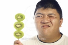 플라이 키위(Fly kiwi) | Asian man unhappy about green kiwi fruit 이미지 (100621055) - 게티이미지뱅크 Asian man unhappy about green kiwi fruit