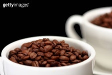 투컵스커피(Two cups coffee) | Two white cups, full of coffee beans 이미지 (147274041) - 게티이미지뱅크 Two white cups, full of coffee beans