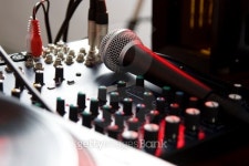 Vocal microphone on sound mixer 이미지 (120028713) - 게티이미지뱅크 Vocal microphone on sound mixer