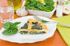 슬라이레이지스파이 | slice of pie with spinach 이미지 (177043989) - 게티이미지뱅크 slice of pie with spinach