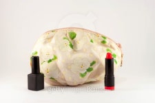 빨간입술화장품할인마트 | cosmetic bag and red lipstick, lacquer on a white background 이미지 (459520941) - 게티이미지뱅크 cosmetic bag and red...