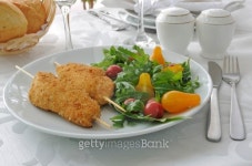 체리엔군닭이오 | Chicken Schnitzel with arugula and cherry tomatoes 이미지 (452690869) - 게티이미지뱅크 Chicken Schnitzel with arugula and...
