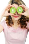 플라이 키위(Fly kiwi) | Young woman holding kiwi fruit for her eyes 이미지 (160585391) - 게티이미지뱅크 Young woman holding kiwi fruit for her eyes