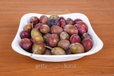 Acid purple and green Plums (Blackthorns)in bowl 이미지... 게티이미지뱅크 Acid purple and green Plums (Blackthorns)in bowl