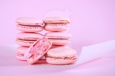핑크쿠키랩(pink cookie lab) | Pink macarons petit fours cookies close up on pink background. 이미지 (514731563) - 게티이미지뱅크 Pink macarons petit fours...