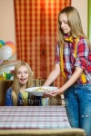 카페프리오더(CAFE FREE ORDER) | smiling waiter brought order and salad to cafe visitor 이미지 (502263122) - 게티이미지뱅크 smiling waiter brought order and...