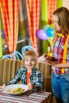 카페프리오더(CAFE FREE ORDER) | smiling waiter brought order and salad to cafe visitor 이미지 (502263152) - 게티이미지뱅크 smiling waiter brought order and...