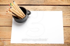 Pencils in a mug on a wooden table 이미지 (484553244) - 게티이미지뱅크 Pencils in a mug on a wooden table