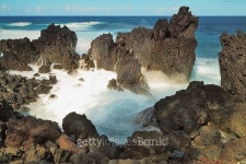 라바래쉬(Lava Lash) | Ocean waves crash on the lava rocky coast 이미지 (481129666) - 게티이미지뱅크 Ocean waves crash on the lava rocky coast