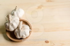 Fresh garlic on white wooden table, selective focus 이미지 (482824498) - 게티이미지뱅크 Fresh garlic on white wooden table...