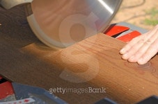 동림제재소(1종) | Wood siding contractor using a miter saw 이미지 (486433010) - 게티이미지뱅크 Wood siding contractor using a miter saw
