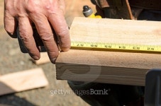 동림제재소(1종) | Wood siding contractor using a miter saw 이미지 (486432964) - 게티이미지뱅크 Wood siding contractor using a miter saw