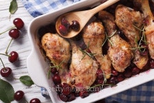 체리엔군닭이오 | chicken leg with cherry in dish for baking. top view 이미지 (497123290) - 게티이미지뱅크 chicken leg with cherry in dish for...