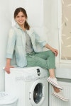 엄청클린/엄마들이청소한다/Dearmomscleanup | Beautiful girl cleaning up her house 이미지 (476897432) - 게티이미지뱅크 Beautiful girl cleaning up her house