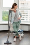 엄청클린/엄마들이청소한다/Dearmomscleanup | Beautiful girl cleaning up her house 이미지 (476826192) - 게티이미지뱅크 Beautiful girl cleaning up her house