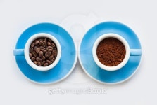 투컵스커피(Two cups coffee) | two blue espresso cups coffee beans and a ground coffee 이미지 (465517982) - 게티이미지뱅크 two blue espresso cups coffee...