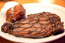 롬헤르레스토랑 | Ribeye steak with ribs and mash potato at the restaurant 이미지 (503271048) - 게티이미지뱅크 Ribeye steak with ribs and mash...