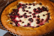 Red and black currant cake 이미지 (509933274) - 게티이미지뱅크 Red and black currant cake