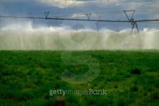 지명농기계 자판기 | Machine irrigating field 이미지 (86799581) - 게티이미지뱅크 Machine irrigating field