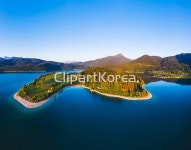 (주)한솔 반도코리아 | 해외작가포토 - 클립아트코리아 :: 통로이미지(주) 계절,고요,독일,드론촬영,맑음,바이에른주,반도,봄,사람없음,산,산맥,숲,시골,실외,아침,일출...