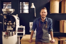 커피인텐소로스터리교육학원 | 커피 roastery에서 일 하는 남자