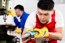 (주)서울경금속제2공장 | 아시아 금속 공장에 두 산업 노동자
