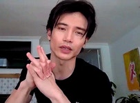 작품에서는 너드를 연기하지만 본체는 핫한 아시아계 배우들... 이슈 카테고리 작품에서는 너드를 연기하지만 본...