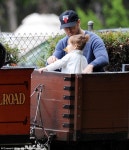 외방커뮤니티 > 헐리우드 > 딸 에스메랄다와 공원 기차 탄 라이언 고슬링