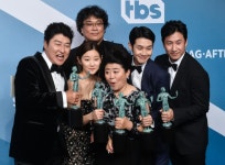 ‘기생충’, 美영화배우조합 최고 영예 작품상 수상…오스카 가능성↑ - 아시아투데이 ‘기생충’, 美영화배우조합...