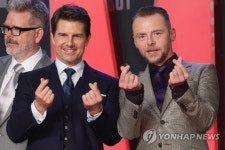 헐리우드 - 사이먼 페그한테 손하트 배우는 톰크루즈.jpg