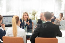 젊은 여성 회계사 응시 금융 감독에 게