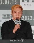 답변하는