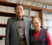 CTN - 확실하고 진실된 뉴스!-故 김영만 시인 유족, 서산시립도서관에 도서 기증 故 김영만 시인 유족, ...