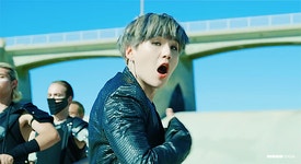더쿠 - 방탄 온 뮤비에서 슈가 파트 표정 제스처 넘 좋지않냐