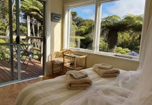 The Hidden House - A quiet studio space set amongst 73 acres of native forest. 후기 및 특가 예약, 그렛 배리어 아일랜드 2026...