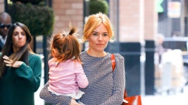 하나윈투어 | Sienna Miller in the Printed Fall Dress | Vogue Sienna Miller Does Sparkle for Day With Gucci’s Must-Have Shoe