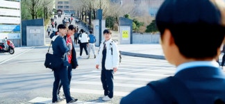 바쿠사이(bakusai) | 더쿠 - 바쿠고탁 사이는 고탁이 먼저 어깨동무 할만한데 항상 바쿠가 하는거 같아