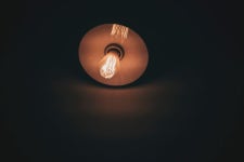 무료 이미지 : 밤, 어두운, 반사, 그림자, 불타는 듯한 빛깔, 어둠, 램프, 조명, 원, 전등, 구체, 모양, 매크로 사진, 백열 전구 3008x2000...