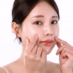 주식회사 인스코라인 | 원료사가 직접 새 피부를 씌워드릴게요. 1g당 N억 원료 FGF7으로요. by 주식회사 인스코비