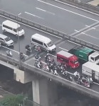 문산태풍오토바이 | 오토바이 날아갈라…태풍 '야기'에 바람막이 자처한 차량 운전자들 (영상) | 위키트리 오토바이 날아갈라…태풍 '야기'에 바람막이 자처한 차량...
