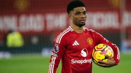 Amad Diallo bailed out by Manchester United fans after... Amad Diallo bailed out by Man United fans after FORGETTING match ball