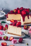 miLcake미엘케이크 on Instagram: "#케이크 #말차딸기케이크... 딸기케이크일듯 #miLcake #strawberrycake #cake#freshcreamcake" | 미니 케이크...