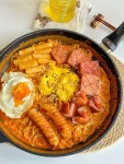 오무카츠 소바메시(オムカツそばめし)... 고베 명물음식인 소바메시 위에 오믈렛을 올리고... 짧게 자른 면을 야채, 밥과 함께 볶은 소바메시...…